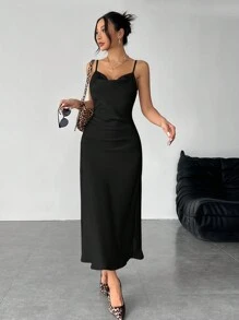 SHEIN PETITE Robe longue à bretelles en satin de couleur unie à col volant, convient pour les sorties