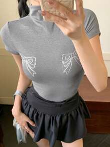 DAZY Camiseta de mujer con cuello alto, manga corta y estampado de moño, tops lindos, camisetas gráficas