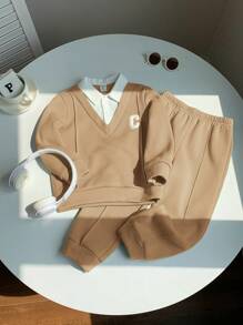 SHEIN Leap Crew 男童休闲舒适时尚简约实用百搭套装，包含一件Polo衫和一条长裤，带有徽章，适合儿童穿着，也适合上学、旅行、运动以及秋冬季节穿着。