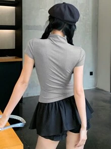 DAZY Camiseta de mujer con cuello alto, manga corta y estampado de moño, tops lindos, camisetas gráficas