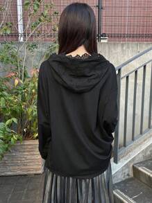 FRIFUL 女士黑色连帽T恤，饰有刺绣布边，春季长袖