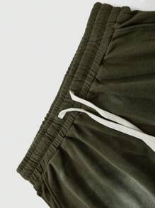 Manfinity Roughcore Conjunto de camiseta de manga corta con estampado oversize de personajes mitológicos masculinos e shorts con estampado por inyección para jóvenes, estilo urbano - Verde militar - Ver 5