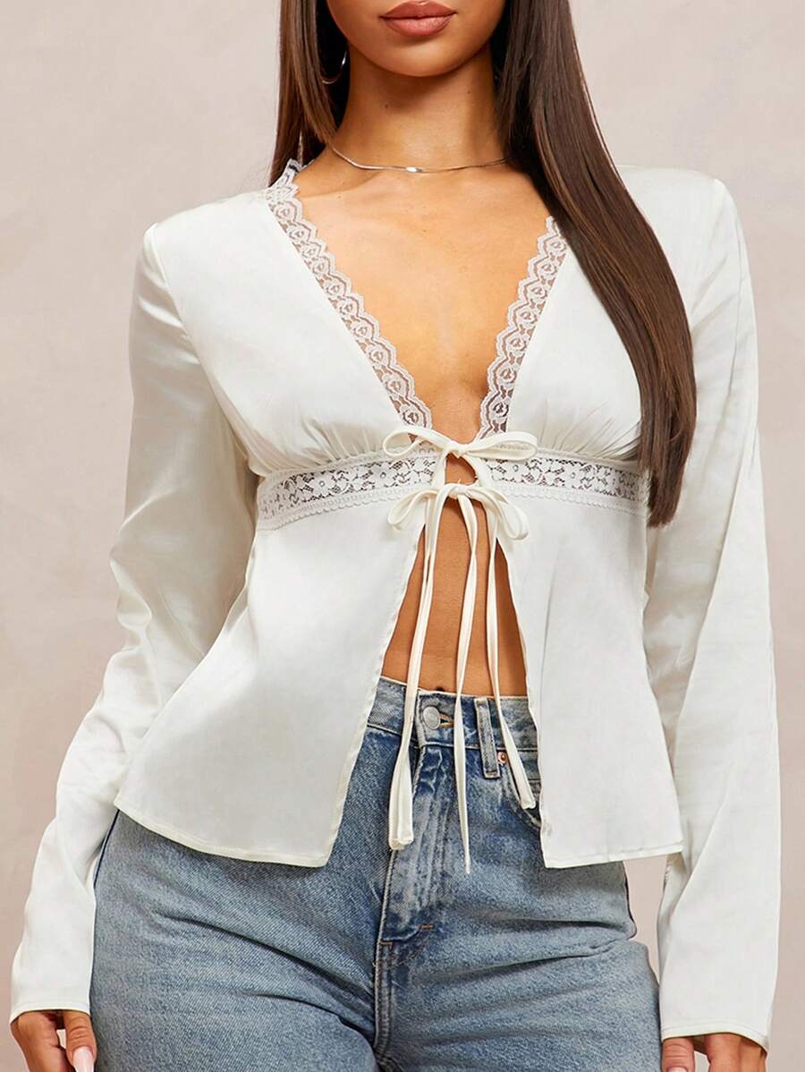SHEIN SXY Blusa de satén puro con parche de encaje y lazo en escote en V - Blanco - Ver 1