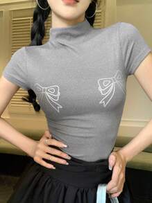 DAZY Camiseta de mujer con cuello alto, manga corta y estampado de moño, tops lindos, camisetas gráficas