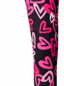 Leggings para niñas preadolescentes, marca Streecool preadolescente, leggings de ajuste ceñido de longitud completa con patrón de corazones en color rosa y negro, diseño elegante y dinámico, adecuado para deportes, escuela, actividades al aire libre y uso en todas las estaciones. Los leggings presentan una combinación de color rosa y negro con un diseño de patrón de corazones de cobertura total
