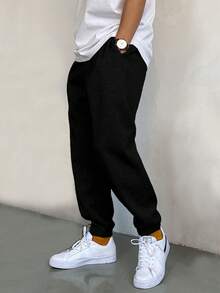 EURMUSE Bawełniane męskie spodnie dresowe ze ściągaczem w pasie i napisem graficznym - Czarne - Zobacz 5
