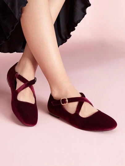 CUCCOO DOLLMOD 女士方头舒适鞋，优雅的办公装和休闲装，酒红色天鹅绒圆头交叉带平底玛丽珍芭蕾平底鞋，适合圣诞节和新年假期氛围秋冬季