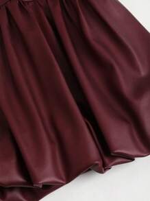 Sweetra Jupe mini évasée en tissu enduit brillant rouge à taille basse de type streetwear, de couleur bordeaux