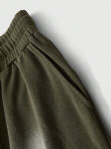 Manfinity Roughcore Conjunto de camiseta de manga corta con estampado oversize de personajes mitológicos masculinos e shorts con estampado por inyección para jóvenes, estilo urbano - Verde militar - Ver 4