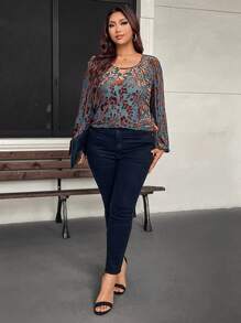 SHEIN LUNE Große Größen Rundhals Langarm Bluse mit Blumendetails und Hohlmuster