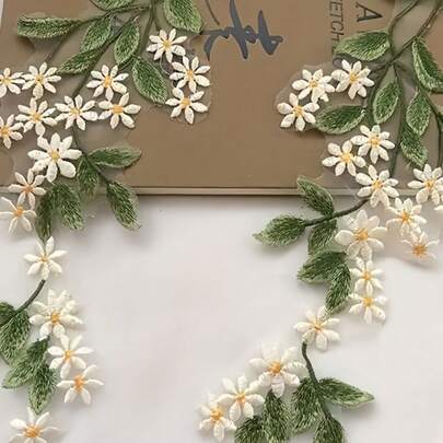 1 Stück Gänseblümchen Spitze Blumen Applikation Patch mit grünen Waldblättern Ranke, Bestickung im Boho-Stil für Kleidung, Taschen, Kleider, DIY, Tanz-Kostüme, 34CM