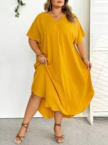 SHEIN CURVE+ Vestido casual de playa de talla grande de unicolor con cuello en V