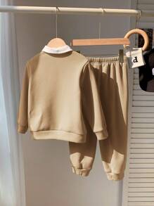 SHEIN Leap Crew 男童休闲舒适时尚简约实用百搭套装，包含一件Polo衫和一条长裤，带有徽章，适合儿童穿着，也适合上学、旅行、运动以及秋冬季节穿着。