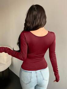 DAZY 褶饰修身斜领休闲纯色T恤长袖女式上衣 - 酒紅色 - 查看 2
