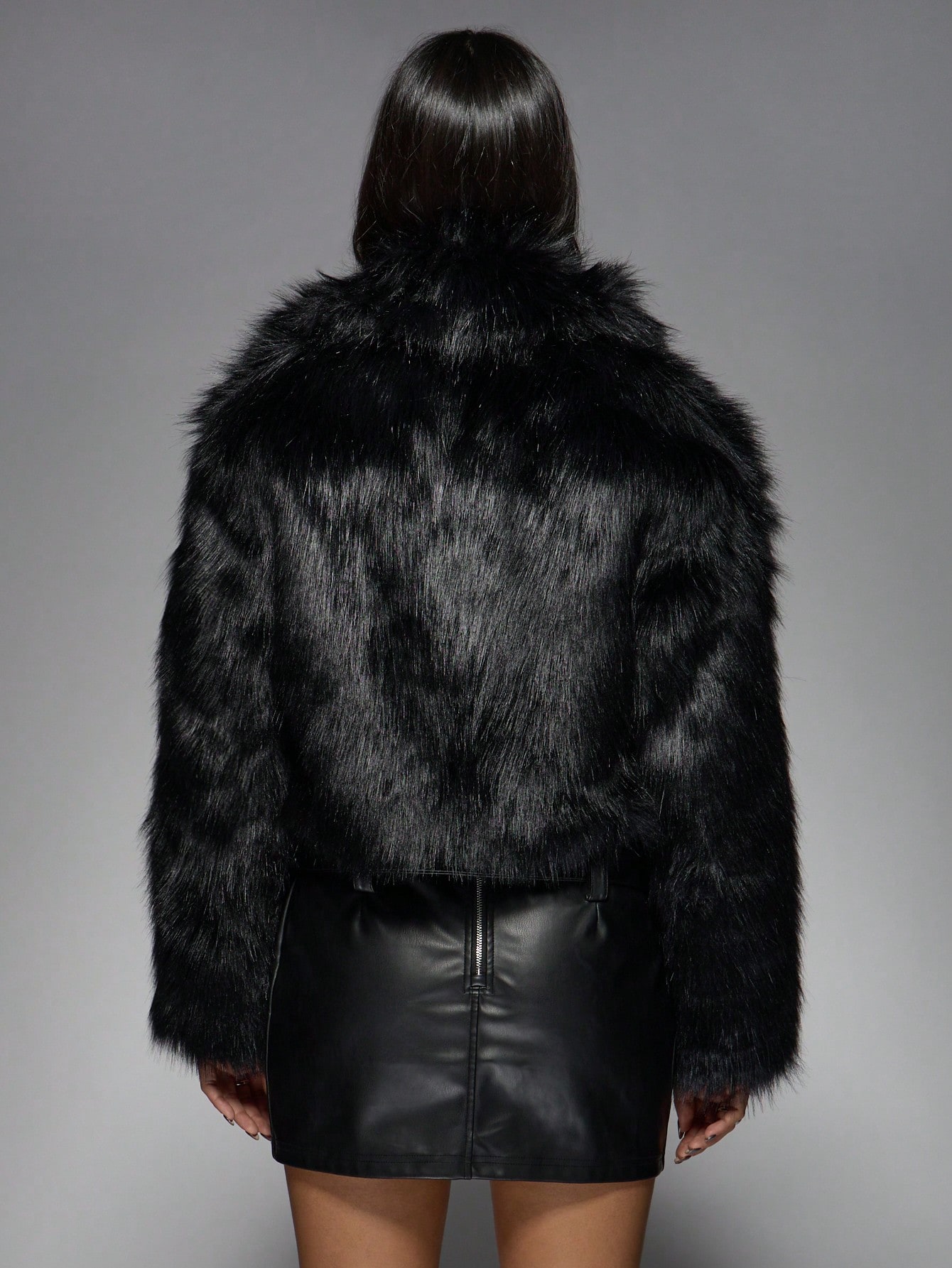 MISSGUIDED ふわふわクロップド丈フェイクファーコート｜MISSGUIDED