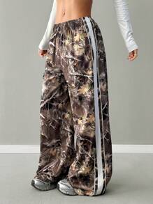 SHEIN EZwear Damen Alltagsmode Y2K Hip-Hop Streetwear Sportbekleidung Lässig Windjacken-Hose mit Baumzweig Muster gewebtem Band-Textur Dekor, elastischer Taille und weitem Bein, Camouflage Hose