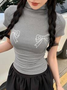 DAZY Camiseta de mujer con cuello alto, manga corta y estampado de moño, tops lindos, camisetas gráficas