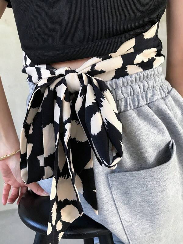 FRIFUL Camiseta de manga corta entallada para mujer, estampado de leopardo negro con parche y lazo, para uso en verano