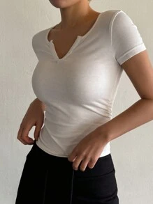 DAZY 女士纯色 V 领短袖修身 T 恤，休闲日常穿着 - 白色 - 查看 3