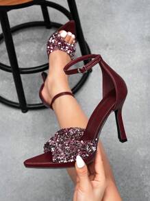 عنابي اللون