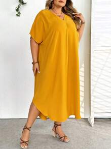 SHEIN CURVE+ Vestido casual de playa de talla grande de unicolor con cuello en V