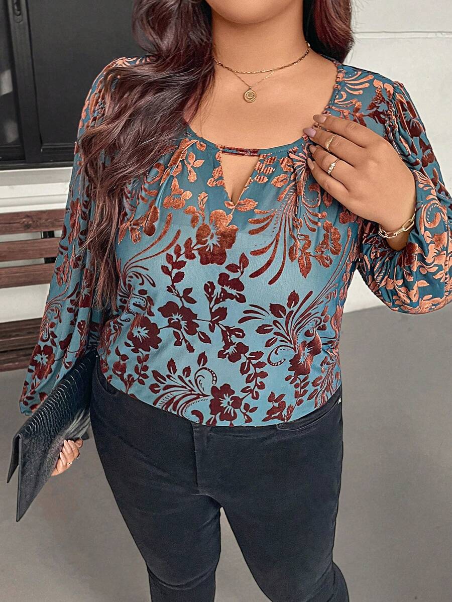 SHEIN LUNE Große Größen Rundhals Langarm Bluse mit Blumendetails und Hohlmuster