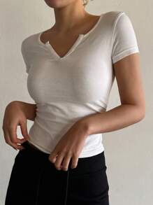DAZY 女士纯色 V 领短袖修身 T 恤，休闲日常穿着 - 白色 - 查看 2