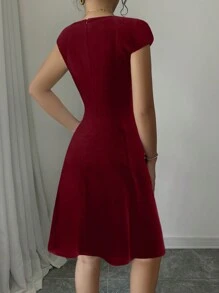 Elenzga 新款女士方领短袖A字连衣裙，高弹面料，纯色修身通勤休闲百搭连衣裙，收腰设计，优雅精致，秋冬必备。 - 酒紅色 - 查看 2
