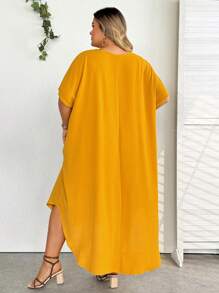 SHEIN CURVE+ Vestido casual de playa de talla grande de unicolor con cuello en V