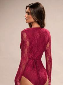SHEIN BAE ชุดบอดีสูทเซ็กซี่สีเข้ม ปักลายดอกไม้ คอวี ปลายยาว แขนยาว รายละเอียดผูกเชือก สำหรับใส่ในงานเลี้ยง วันวาเลนไทน์ งานปาร์ตี้ มิวสิกเฟสติวัล - สีไวท์แดงหม่น/สีเบอร์กันดี - ดู 2