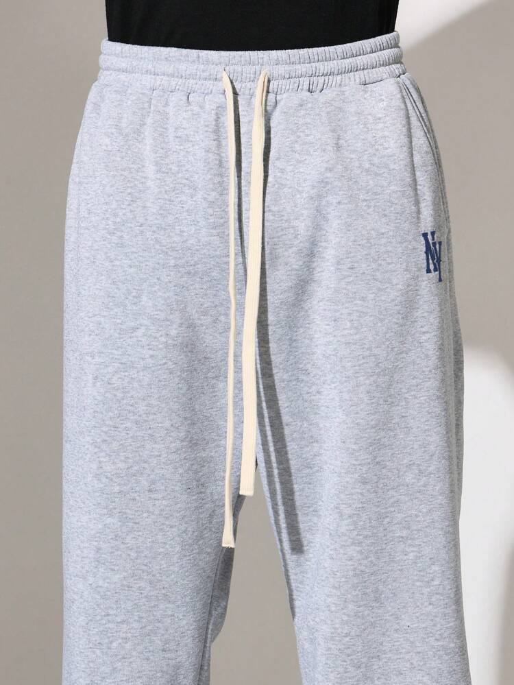 대형 그래픽 프린트와 대조되는 색상의 스트레이트 핏 스웨트 팬츠가 있는 크롭 핏 오버헤드 후드 2피스 세트