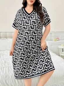 SHEIN 大码女式 V 领短袖睡裙，带几何印花 - 黑與白 - 查看 4