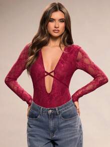 SHEIN BAE ชุดบอดีสูทเซ็กซี่สีเข้ม ปักลายดอกไม้ คอวี ปลายยาว แขนยาว รายละเอียดผูกเชือก สำหรับใส่ในงานเลี้ยง วันวาเลนไทน์ งานปาร์ตี้ มิวสิกเฟสติวัล - สีไวท์แดงหม่น/สีเบอร์กันดี - ดู 3