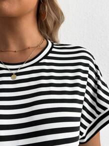 SHEIN Camiseta de maternidad de manga corta y corte holgado en color blanco con tela a rayas de estilo vacacional