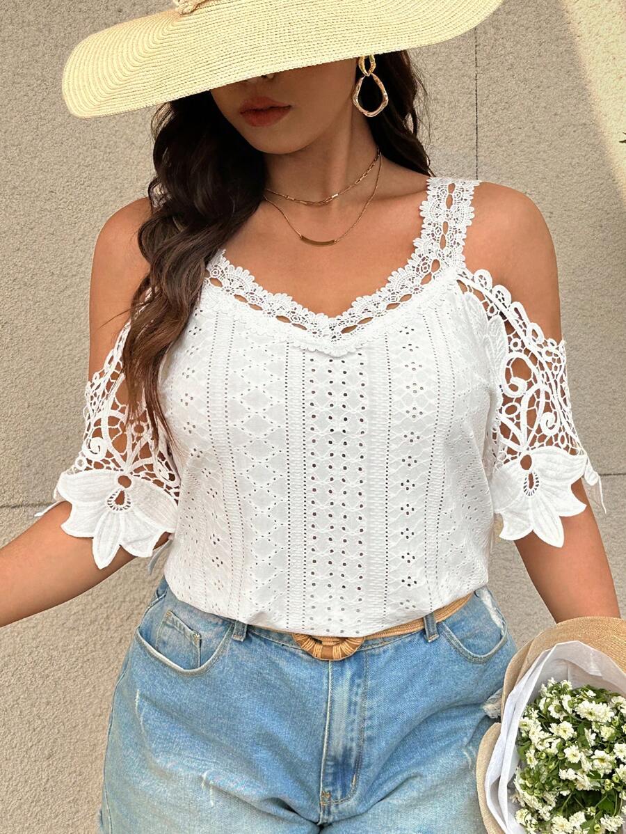 SHEIN Frenchy 大码波西米亚风休闲度假露肩蕾丝拼布 V 领纹理 T 恤，适合夏季