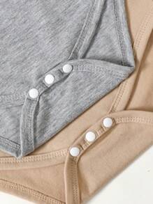 2 件装男婴休闲灰色和卡其色亨利领短袖连体衣，适合日常穿着或户外活动