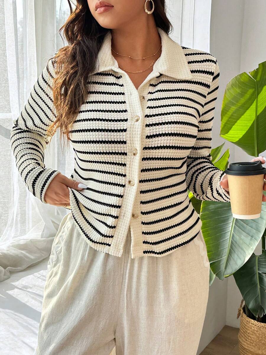 SHEIN Frenchy 大码休闲优雅条纹领开衫 T 恤 - 黑與白 - 查看 1