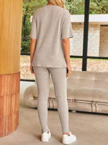 SHEIN 2 件套孕妇休闲纯色罗纹针织短袖上衣和紧身裤套装 - 卡其色 - 查看 2