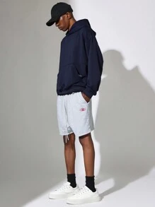 SUMWON Conjunto de 2 piezas con sudadera con capucha ligera y holgada y pantalones cortos con tiro bajo, con bordado pequeño y cordones