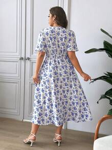 SHEIN Frenchy Vestido casual de vacaciones de manga corta con envoltura delantera y estampado floral bohemio ditsy, talla grande, para verano