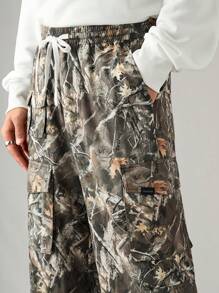 Manfinity RebelGame Pantalones rectos de cintura elástica suelta con múltiples bolsillos de estilo informal tipo cargo de camuflaje de color vintage para hombres, ropa diaria de moda joven, para regalos a amigos, esposo, novio