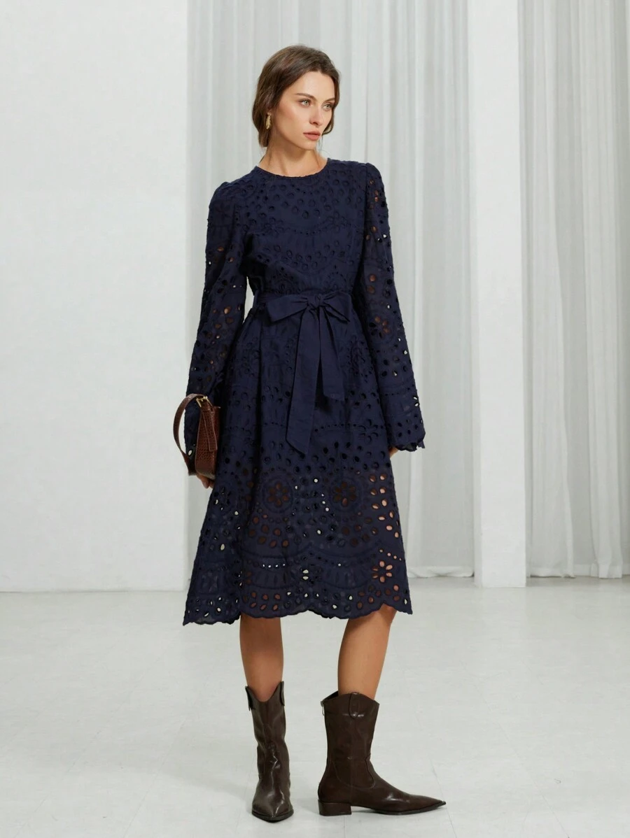 Aveloria Modichic 南法风情春季镂空刺绣系腰长裙法式浪漫休闲度假V领情人节 - 藏蓝色 - 查看 1