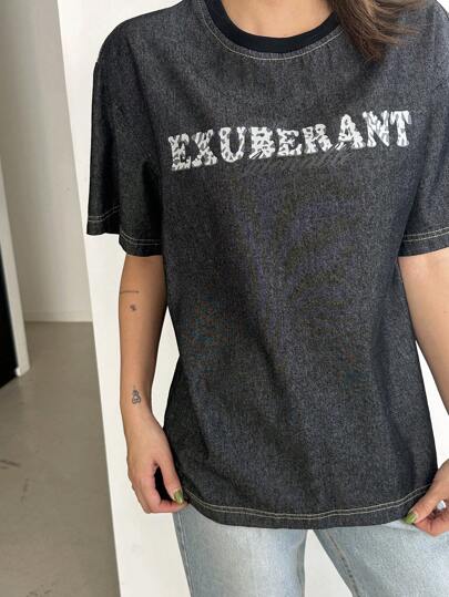 DAZY เสื้อยืดแขนสั้นพิมพ์ตัวอักษรรุ่นหลว่มผู้หญิง ด้านบนเดนิม