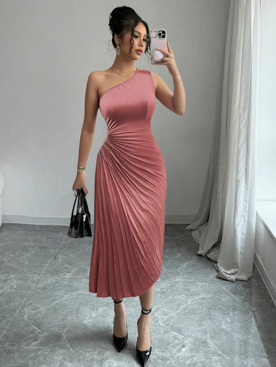 SHEIN Belle 玫红色单边无袖褶皱不对称下摆伴娘礼服,侧腰水钻链条装饰,优雅性感,适合婚礼和派对 - 玫瑰紅 - 查看 1