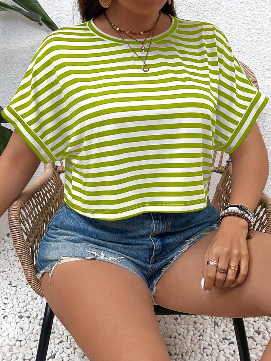 SHEIN VCAY 大码波西米亚风度假条纹宽松白色短袖 T 恤，适合夏季