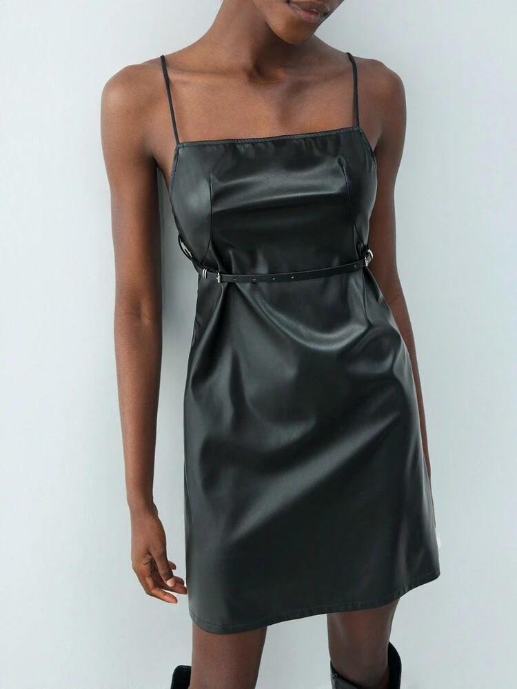 SHEIN Maija Nouvelle robe noire courte ajustée à la taille en PU, style urbain chic pour l'hiver. Élégante, décontractée pour tous les jours, convient pour les festivals, les fêtes, le Nouvel An, Noël et les rendez-vous