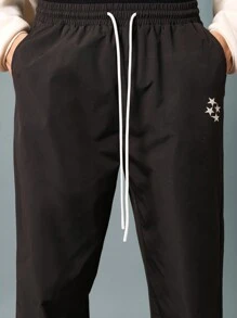 SUMWON Pantalón de nailon con ajuste recto y estampado gráfico