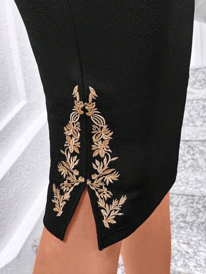 SHEIN Clasi Falda lápiz elegante de talla grande para mujer con bordado floral