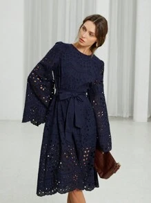 Aveloria Modichic 南法风情春季镂空刺绣系腰长裙法式浪漫休闲度假V领情人节 - 藏蓝色 - 查看 6