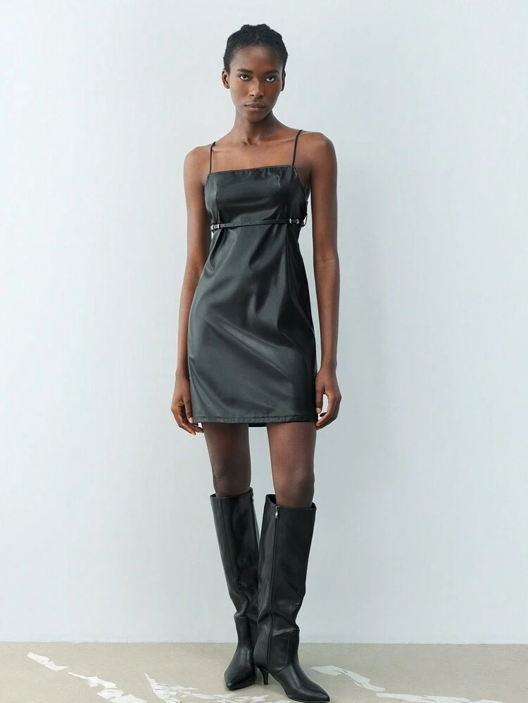 SHEIN Maija Nouvelle robe noire courte ajustée à la taille en PU, style urbain chic pour l'hiver. Élégante, décontractée pour tous les jours, convient pour les festivals, les fêtes, le Nouvel An, Noël et les rendez-vous